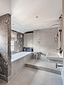 Elegantes Bad in Grautönen mit Dusche und floraler Tapete im Badewannenbereich
