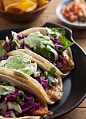 Tacos mit Kabeljau, Kohl und Guacamole (Nahaufnahme)