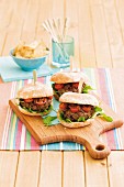 Beefburgers with tomatoes and caramelised onions