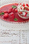 Griechischer Joghurt mit Pistazien und Erdbeersauce