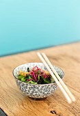 Japanischer Salat mit roten Sprossen