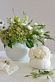 Romantisches Blumenarrangement in Weiß und Grün mit Hortensien und Nelken