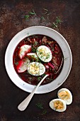 Rote-Bete-Suppe mit Kartoffeln und Eiern