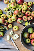 Frische Bio-Äpfel, ganz und aufgeschnitten