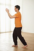 Balancing yin and yang (Yinyang Tiaoxie, Qigong) – Step 2: weight on right foot, hands together in front of face