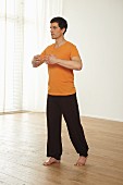 Balancing yin and yang (Yinyang Tiaoxie, Qigong) – Step 6: weight on right foot, hands at chest height
