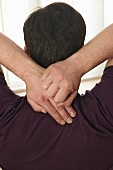 Abschlussmassage (Anmo, Qigong), Schritt 5: Wirbelpunkt Dazhui massieren