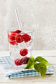 Raspberry spritzer: mineral water flavoured with fresh raspberries