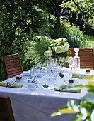 Gedeckter Tisch im sommerlichen Garten