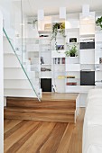 Weisses Designer-Einbauregal und Treppe mit Glasbalustrade