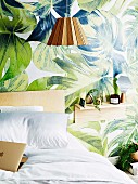 Schlafzimmer mit Dschungel-Tapete und Nachttischregal