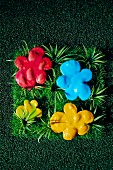 Kekse im Warhol-Stil: Vier Plätzchen in Blumenform mit buntem Zuckerguss