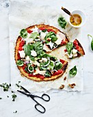 Blumenkohl-Pizza mit Ziegenkäse und Spinat, angeschnitten