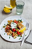 Oriental salad with bulgur, chickpeas and dates
