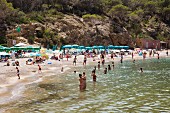 Badestrand von Cala Benirras auf Ibiza (Spanien)