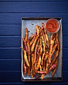 Sweet potato chips with tomato sauce (seen from above)