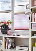 Plissee-Scheibenvorhang als Sichtschutz am Fenster in maßgefertigtem Bücherregal