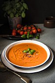 Tomatensuppe mit Basilikum und roten Zwiebeln.