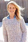 Blonde Frau in Jeansbluse und Grobstrick-Pulli