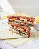 Sandwiches mit Bacon, Huhn und Ei