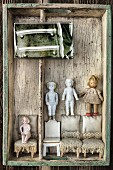 Puppen und Puppenmöbel in Vintage Kiste