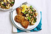 Schnitzel mit Quinoa-Sesam-Kruste und Blumenkohlsalat