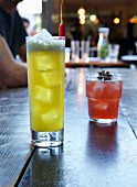 Rum-Cocktail mit Chili & Whisky-Cocktail mit Sternanis