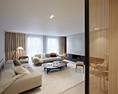 Elegante Sofagarnitur und Couchtischset im Wohnzimmer, Einbaustrahler in abgehängter Decke