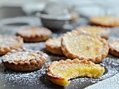 Crunchy biscuits filled with vanilla custard