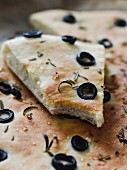 Focaccia mit schwarzen Oliven und Rosmarin (Close Up)