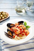 Spaghetti mit Meeresfrüchten und Tomaten