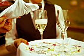 Kellner serviert Champagner im Restaurant