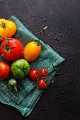 Verschiedene Tomaten auf Tuch liegend
