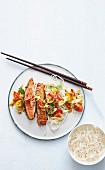 Lachs-Teriyaki mit Salat von Kirschtomaten, Frühlingszwiebeln und Reisnudeln