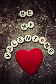 Schrift Be My Valentine und rotes Herz
