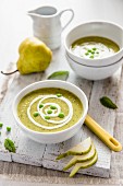 Pea soup with pears and mint