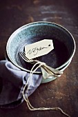Bowls with cutlery and a 'Vegan' paper tag