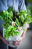 Grünes Superfood-Gemüse in Papiertüte