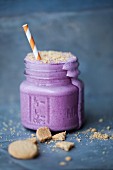 A vegan cheesecake smoothie with blueberries in a glass jar (superfood)