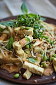 Tofu with sprouts, peanuts and Thai basil (Superfood)
