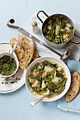 Grüne Bohnensuppe mit Spargel, Erbsen, Zucchini, Kartoffeln und Basilikumpesto
