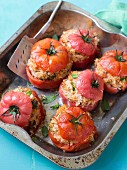 Tomaten, gefüllt mit Reis und Kräutern