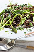 Wholemeal vegan fusilli with fried sage and wild asparagus