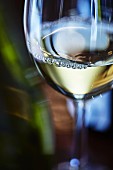 A glass of white wine (close-up)