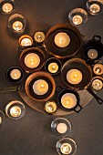 Kerzen in Töpfen und Gläsern (Aufsicht)