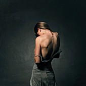 Rückansicht einer jungen Frau mit entblößtem Rücken