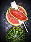 Ganze und aufgeschnittene Wassermelone (Aufsicht)
