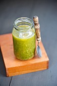 Spinach & lemon smoothie in a screw-top jar