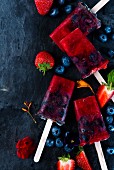 Veganes Erdbeer-Heidelbeer-Eis am Stiel