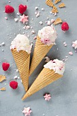 Frozen yoghurt with raspberries and meringue